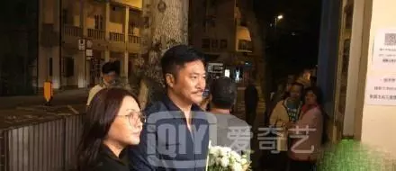 藍潔瑛追悼會,張衛健表情憔悴難掩悲傷,卻有人抹口紅面帶微笑?