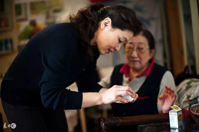 離婚後我搬回娘家,無意看了嫂子手機一眼,我捂嘴痛哭