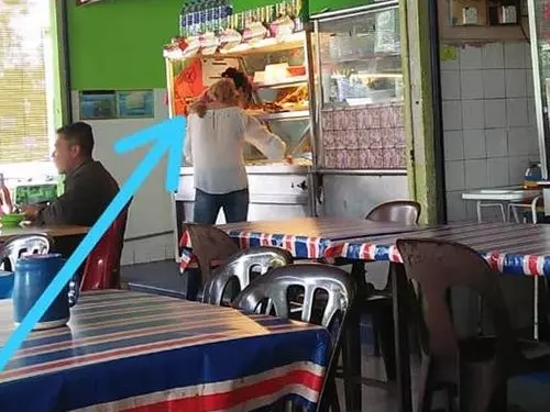 華裔女子光顧巫裔食檔,一個行為惹怒眾人:丟完華人的臉!