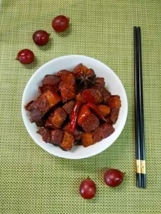 做紅燒肉時,焯水還是不焯水,很多人不清楚,難怪吃起來又膩又柴