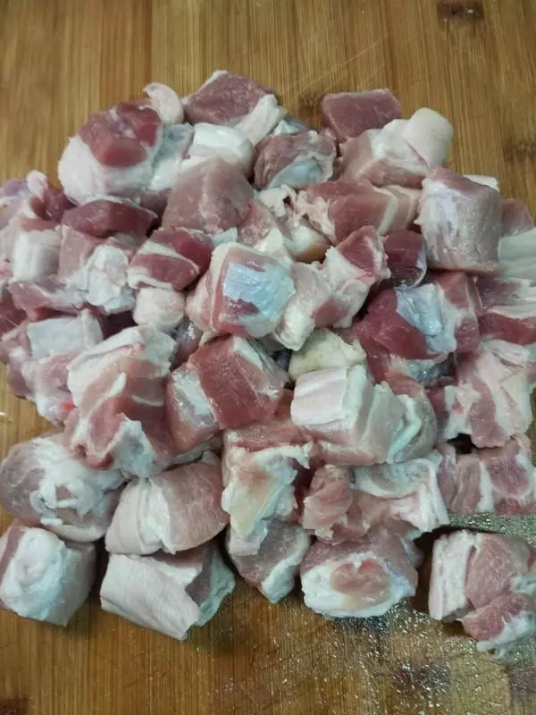 做紅燒肉時,焯水還是不焯水,很多人不清楚,難怪吃起來又膩又柴