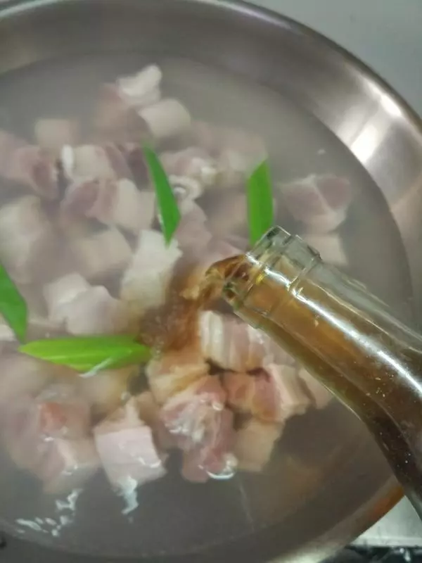 做紅燒肉時,焯水還是不焯水,很多人不清楚,難怪吃起來又膩又柴