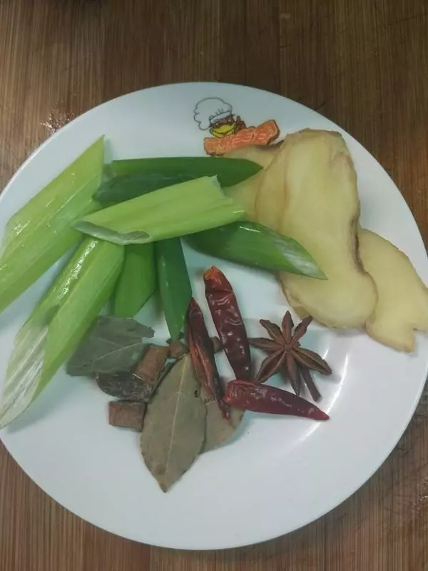 做紅燒肉時,焯水還是不焯水,很多人不清楚,難怪吃起來又膩又柴