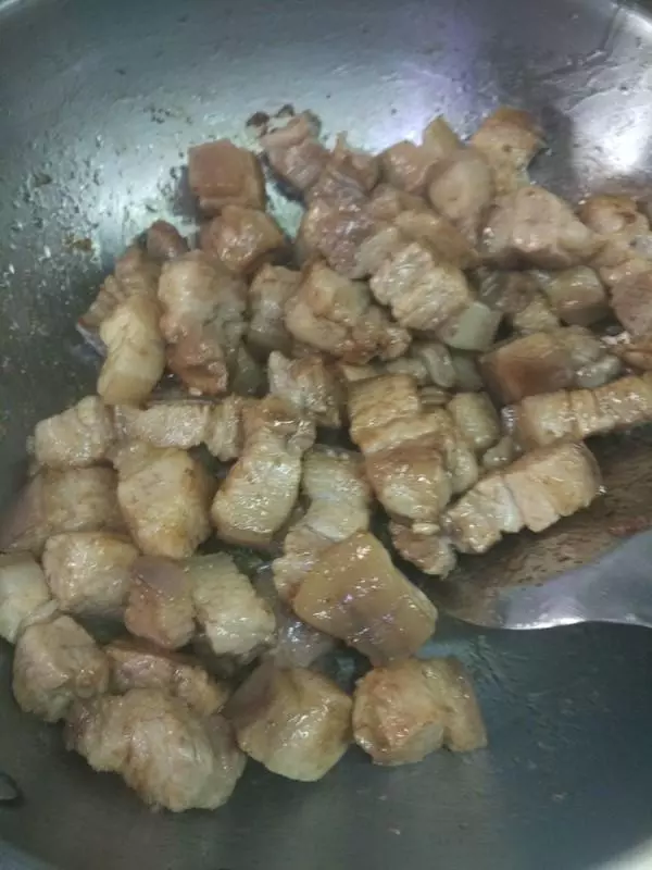 做紅燒肉時,焯水還是不焯水,很多人不清楚,難怪吃起來又膩又柴