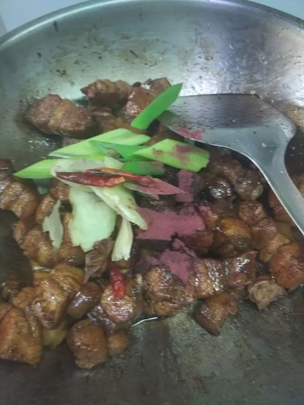 做紅燒肉時,焯水還是不焯水,很多人不清楚,難怪吃起來又膩又柴