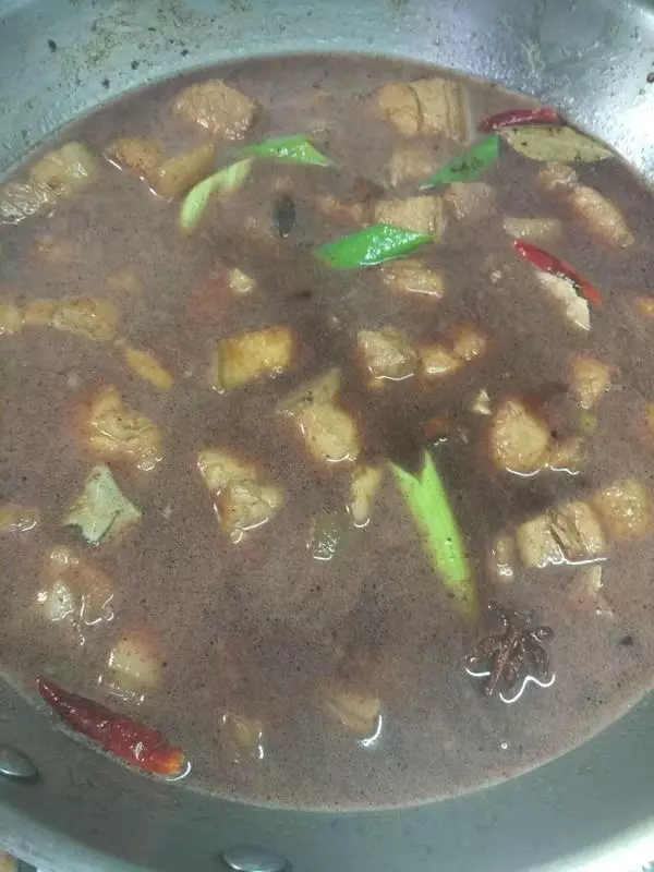 做紅燒肉時,焯水還是不焯水,很多人不清楚,難怪吃起來又膩又柴