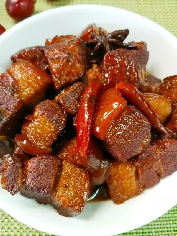 做紅燒肉時,焯水還是不焯水,很多人不清楚,難怪吃起來又膩又柴
