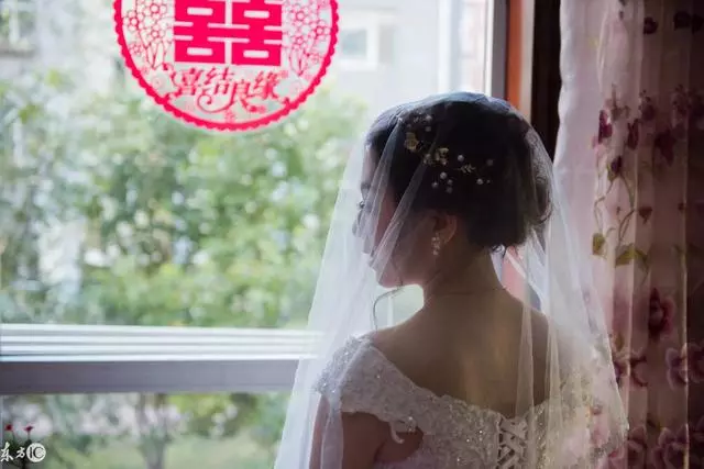 女兒新婚我去探望,半夜起床上廁所,路過客房,我懵了