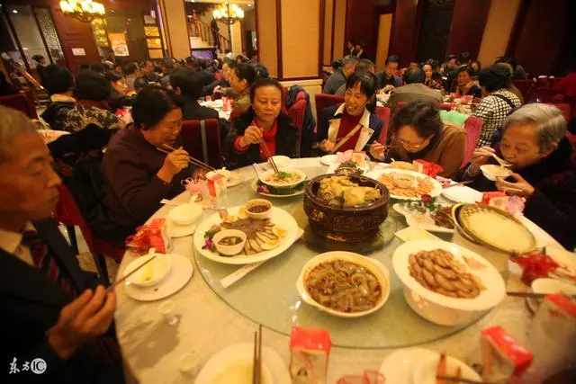 鄉下母親進城喝喜酒打包剩菜,被婆婆嘲笑,女兒做法讓她淚流滿面
