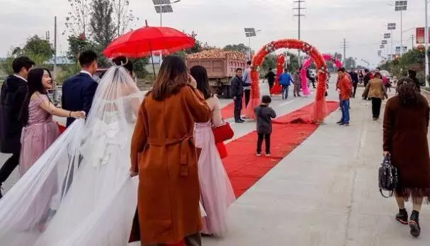 因我二婚,婆婆不給彩禮,婚禮上媽給的嫁妝,讓她成了笑話
