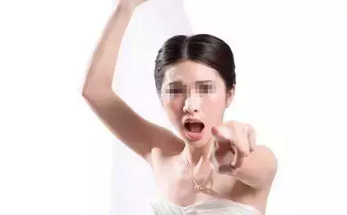 婚禮上給婆婆敬茶,她給我5000紅包,打開紅包我把錢砸她臉上