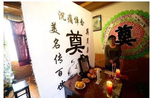 兒子拒絕媽媽參加自己婚禮,媽趕到現場發現婚禮居然是兒子的靈堂
