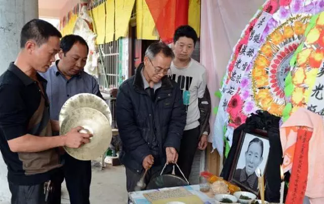 老婆去世後帶兒子參加兄弟婚禮，兒子突然叫媽媽，看到新娘我愣了