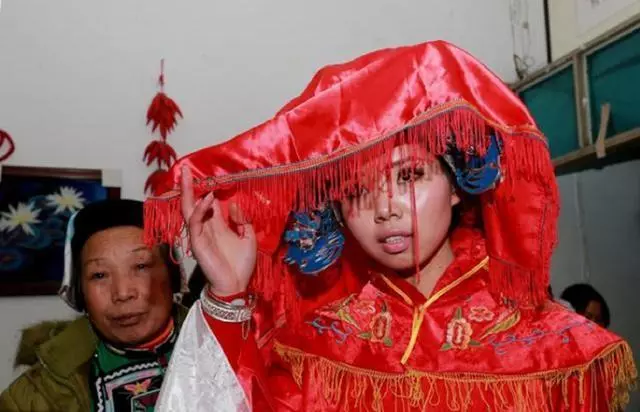 老婆去世後帶兒子參加兄弟婚禮，兒子突然叫媽媽，看到新娘我愣了