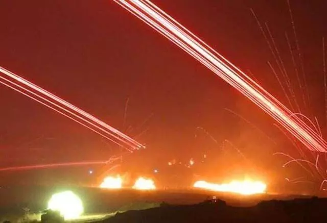 美電子戰機夜探情報,戰機機殼造強光燒毀,飛行員倉皇逃回