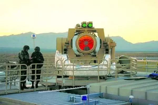 美電子戰機夜探情報,戰機機殼造強光燒毀,飛行員倉皇逃回