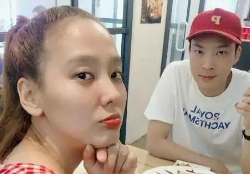 曾是SM力捧歌手,寶兒小師妹,今胖出雙下巴靠直播減肥搏出位!