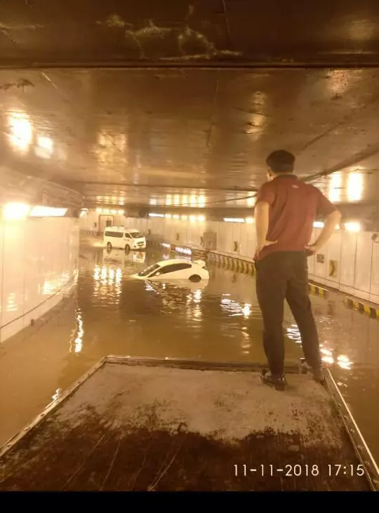 隆豪雨多區大水災;隧道淹掉 司機逃生 車沒頂
