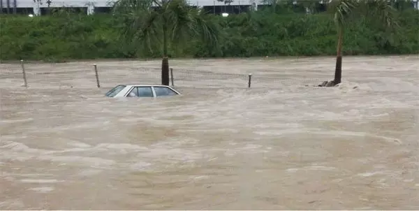 隆豪雨多區大水災;隧道淹掉 司機逃生 車沒頂