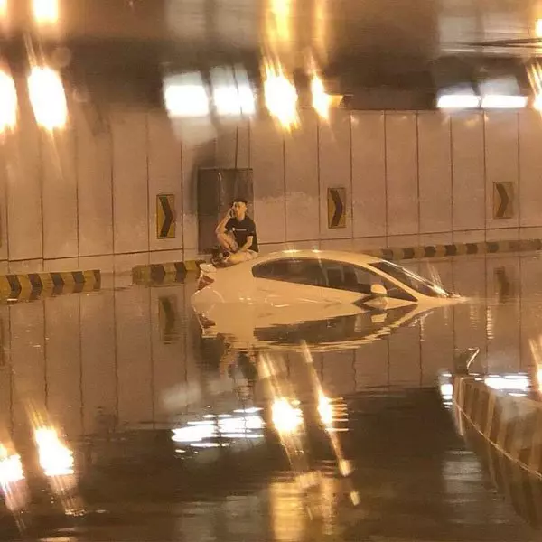隆豪雨多區大水災;隧道淹掉 司機逃生 車沒頂