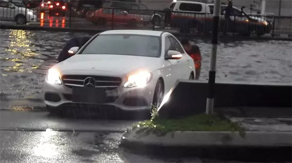 隆豪雨多區大水災;隧道淹掉 司機逃生 車沒頂
