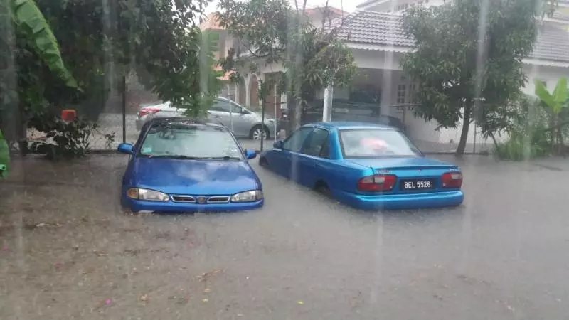 隆豪雨多區大水災;隧道淹掉 司機逃生 車沒頂