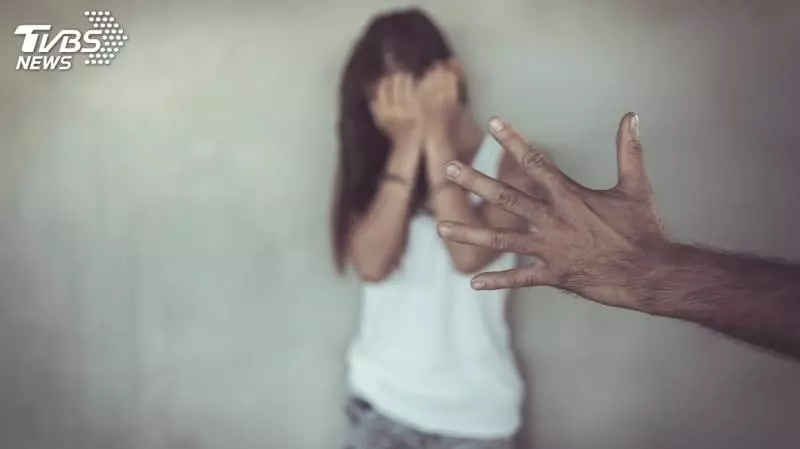 「她主動的!」少女摟腰舌吻曖昧對象…他卻被告了