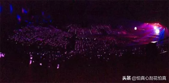 周杰倫發問其他演唱會燈海顏色,網友祭出五月天:五顏六色啥都有