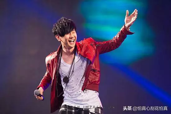周杰倫發問其他演唱會燈海顏色,網友祭出五月天:五顏六色啥都有