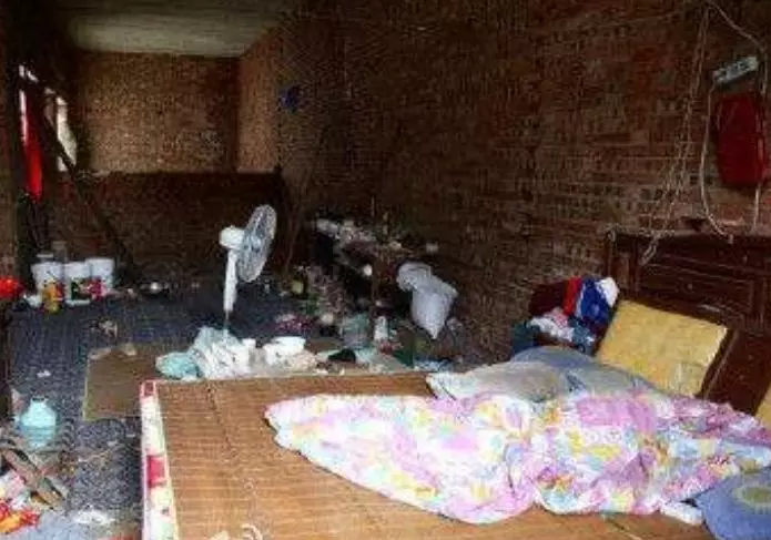 母親回家探親,發現女兒褲子穿反,給女兒洗褲子時,母親跑去報警