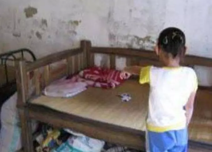 母親回家探親,發現女兒褲子穿反,給女兒洗褲子時,母親跑去報警
