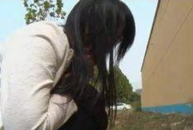 母親回家探親,發現女兒褲子穿反,給女兒洗褲子時,母親跑去報警