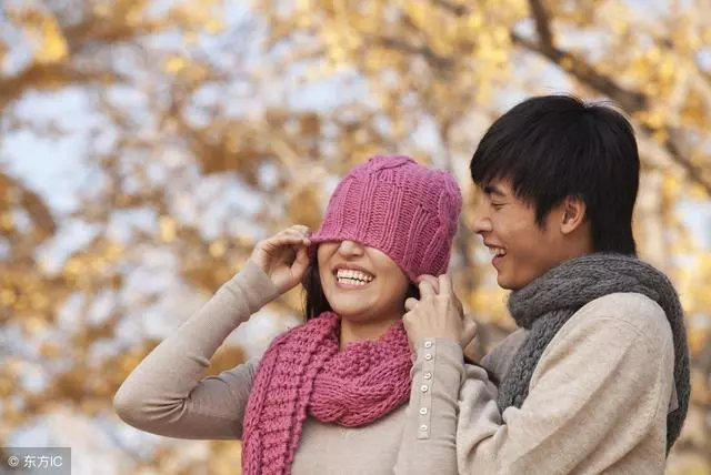 新婚夜老公高燒,妻子冒雨買藥,忘帶錢返回,聽到臥室有聲音