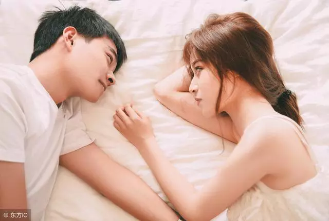 新婚夜老公高燒,妻子冒雨買藥,忘帶錢返回,聽到臥室有聲音