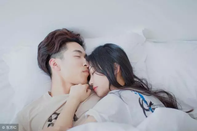 新婚夜老公高燒,妻子冒雨買藥,忘帶錢返回,聽到臥室有聲音