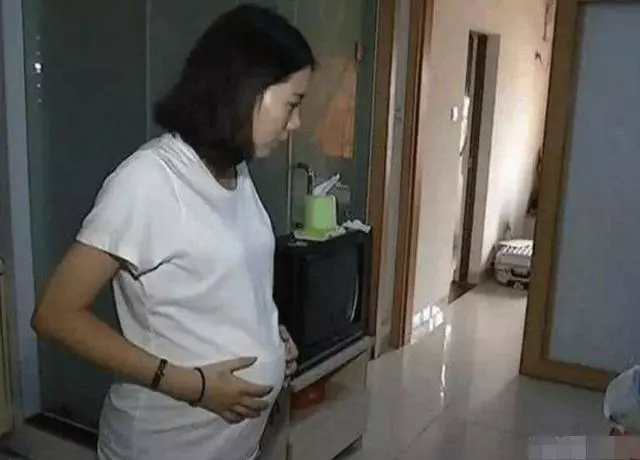 妻子臨產,老公從國外趕回,醫生瞥眼面前老公,當場癱軟在地