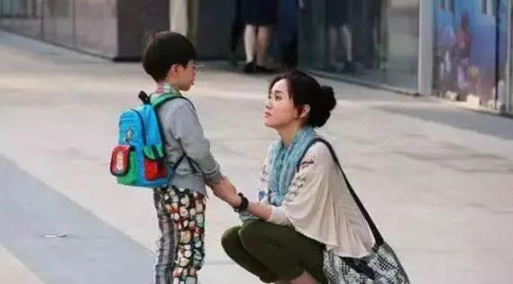 妻子去非洲打工,把兒子委託給妹妹,5年後回家,推開門傻住