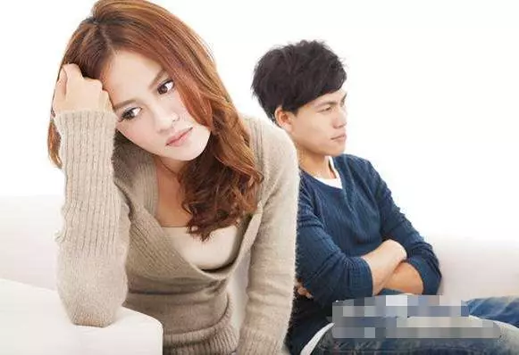 保姆太漂亮,女子擔心她引誘老公,在家偷裝監控,半夜查看後蒙了