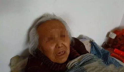 婆婆重病,媳婦摘下她手腕上的金表,無意觸碰婆婆手掌,癱在地上