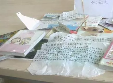 妻子去世5年,丈夫一直沒洗被褥,母親拆開後坐在地上大喊冤孽