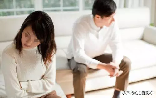 前妻離婚三年未改嫁,我有錢後帶新女友去氣她,打開門我哭了