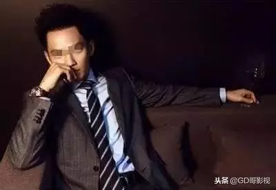 前妻離婚三年未改嫁,我有錢後帶新女友去氣她,打開門我哭了