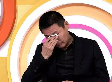 老公每晚都喊妻子出去散步,妻子忘記拿鑰匙,開門之後卻情緒失控