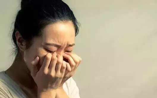 遠嫁三年回娘家小住,丈夫說沒空送,檢票口看見一人,她紅了眼