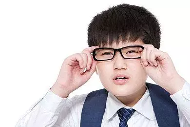 如果500度近視的人,摘下眼鏡生活,近視度會自動調節嗎?
