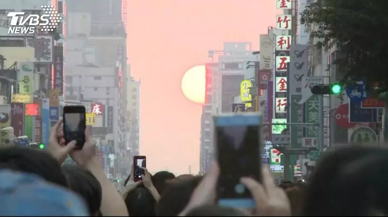 高雄懸日美景! 封街2小時民眾卡位拍照
