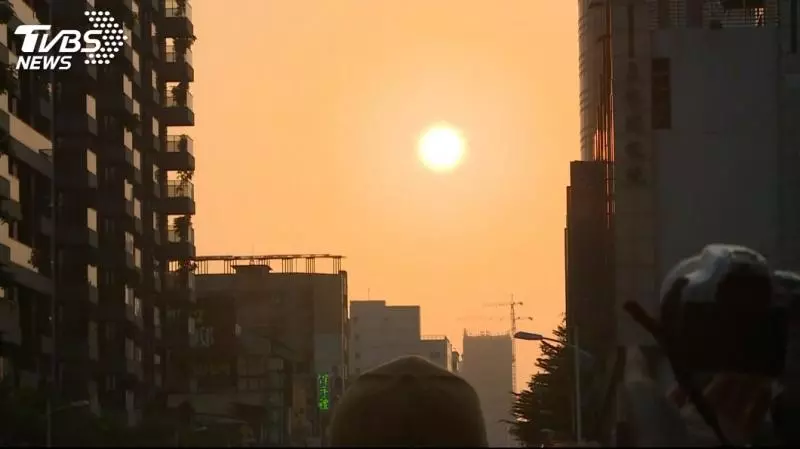 高雄懸日美景! 封街2小時民眾卡位拍照