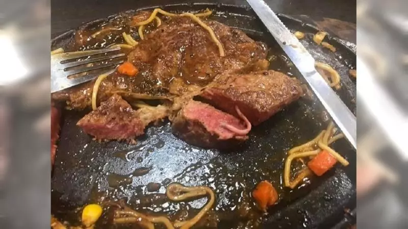 好像蚯蚓? 牛排切開驚見「紅色條狀物」