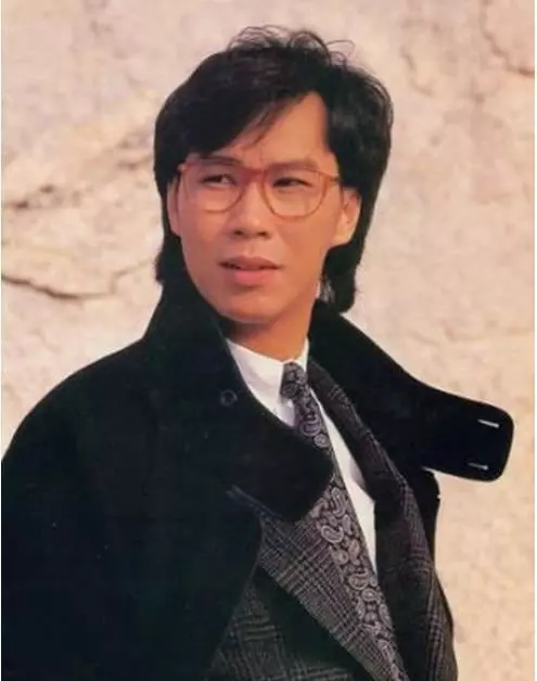 昔日天王巨星,車禍後妻子將他遺棄養老院,在朋友幫助下勉強度日!