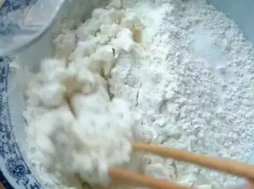 快速雞蛋餅的做法,不用發麵,開水一燙,柔軟又勁道,早餐首選